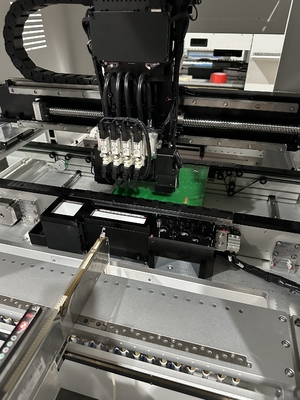 Alta precisão 4 cabeças SMT Pick & Place Machine CHM-551 Troca automática de bocal CPK≥1.0